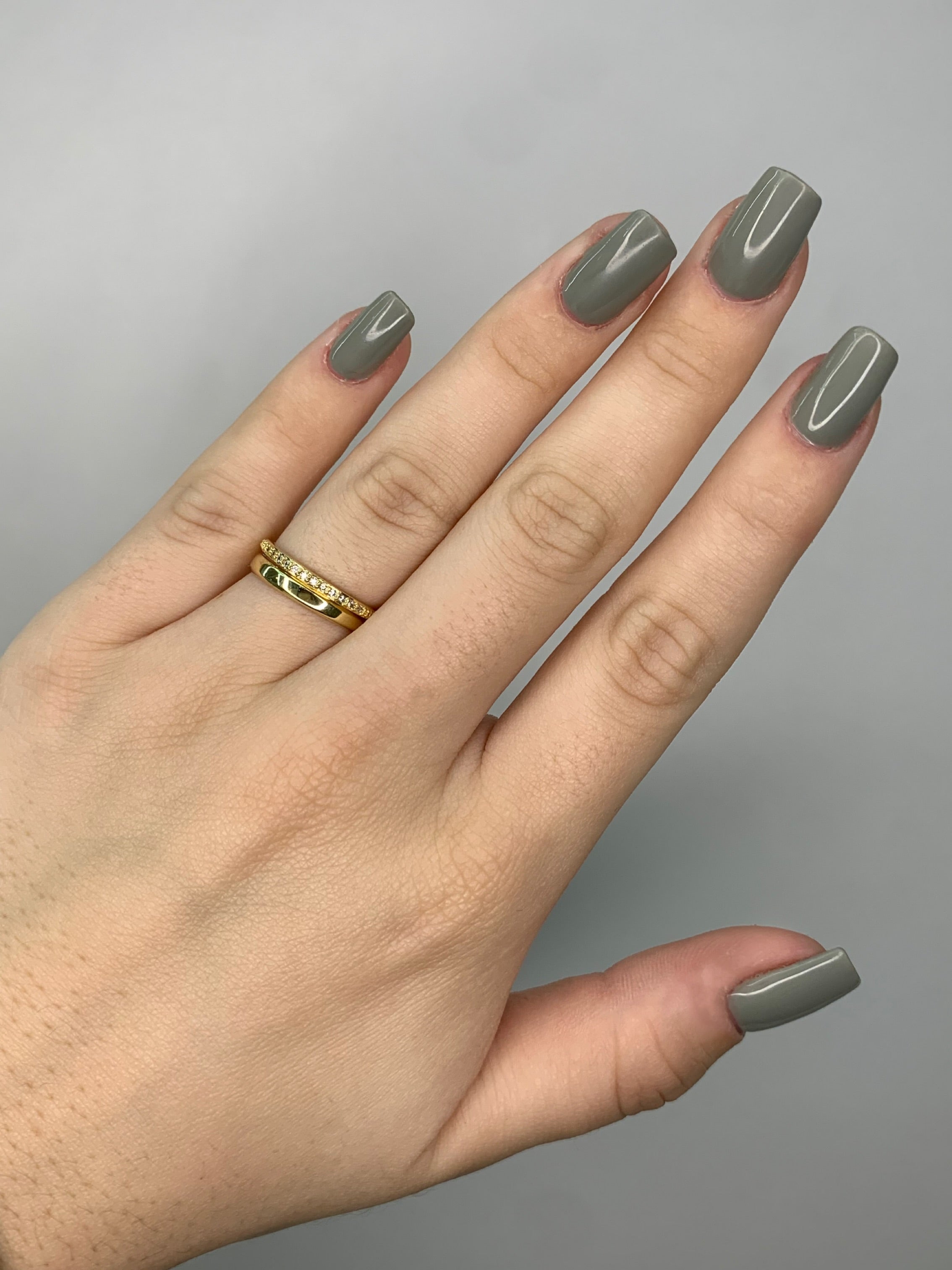 Par de Alianças Chanfradas + Aparador Cravejado Banhadas à Ouro