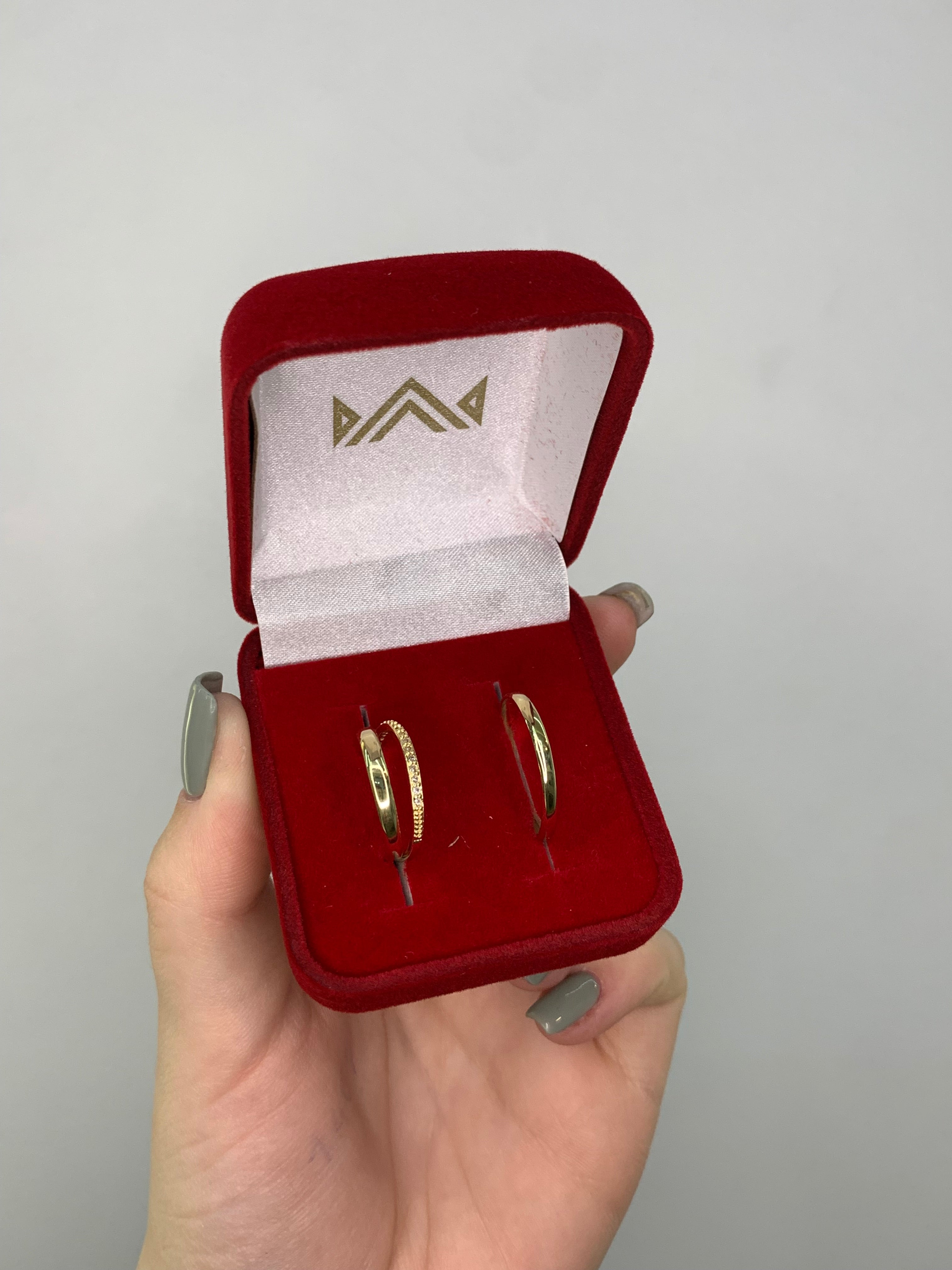 Par de Alianças Chanfradas + Aparador Cravejado Banhadas à Ouro